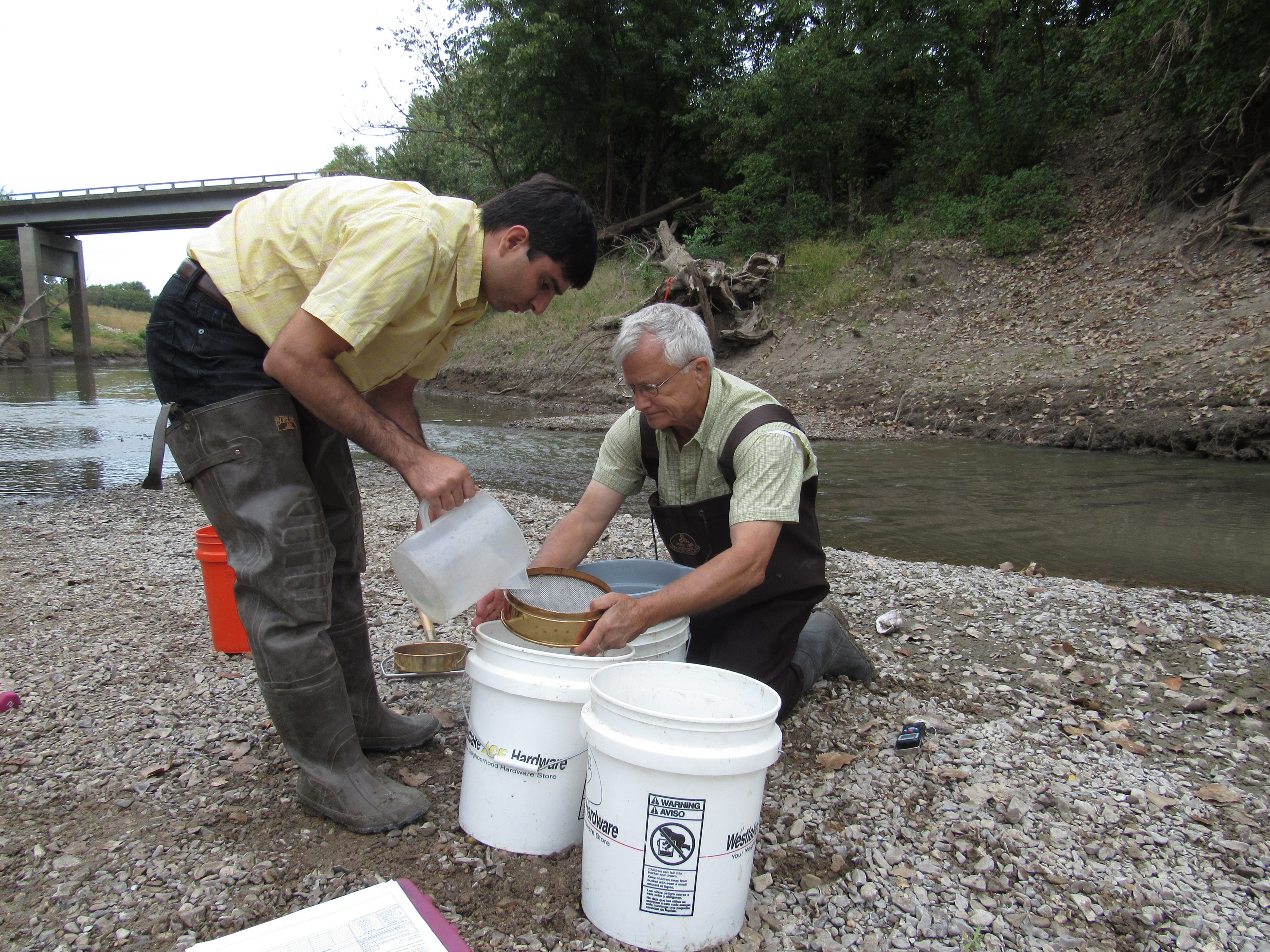 Drs. Vahid Rahmani and Don Huggins sort sediment on the Cottonwood River.